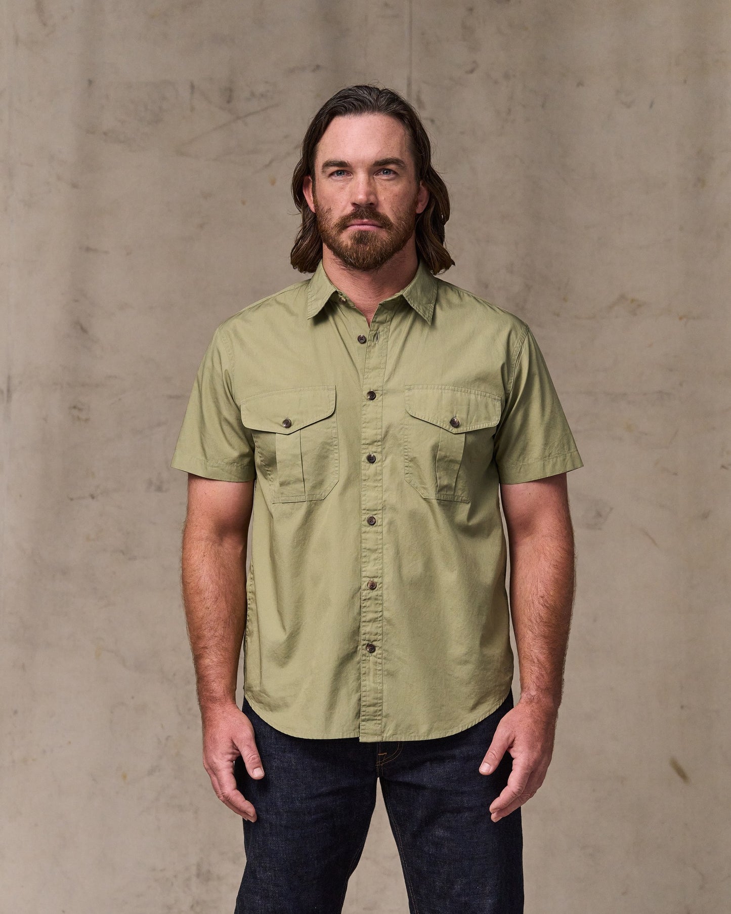 image of a model wearing Filson's Filson's Washed Short Sleeve Feather Cloth Shirt - Lakebed|Model is 6'1" wearing a size medium